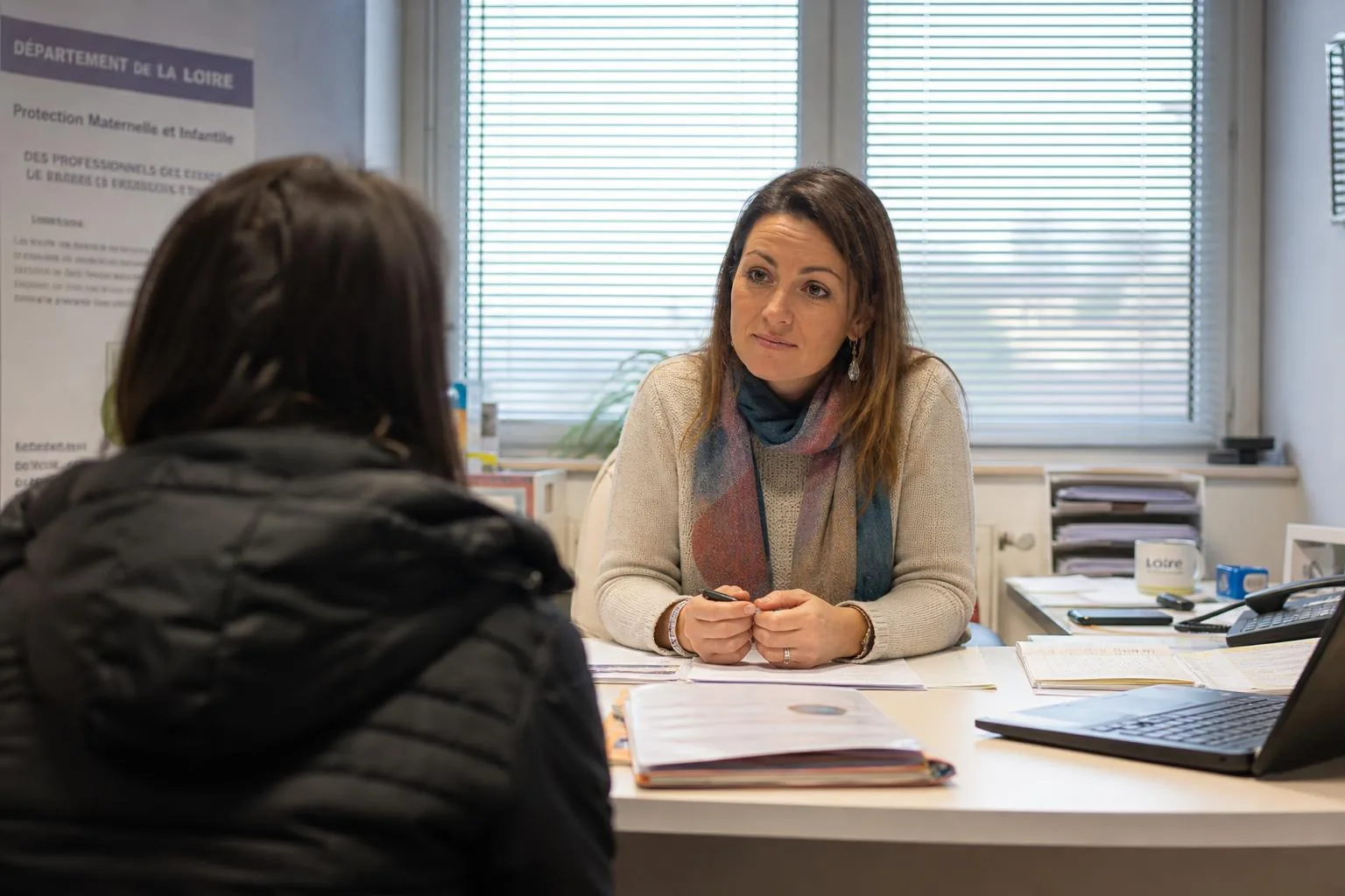 Assistante de service social en entretien au CCAS