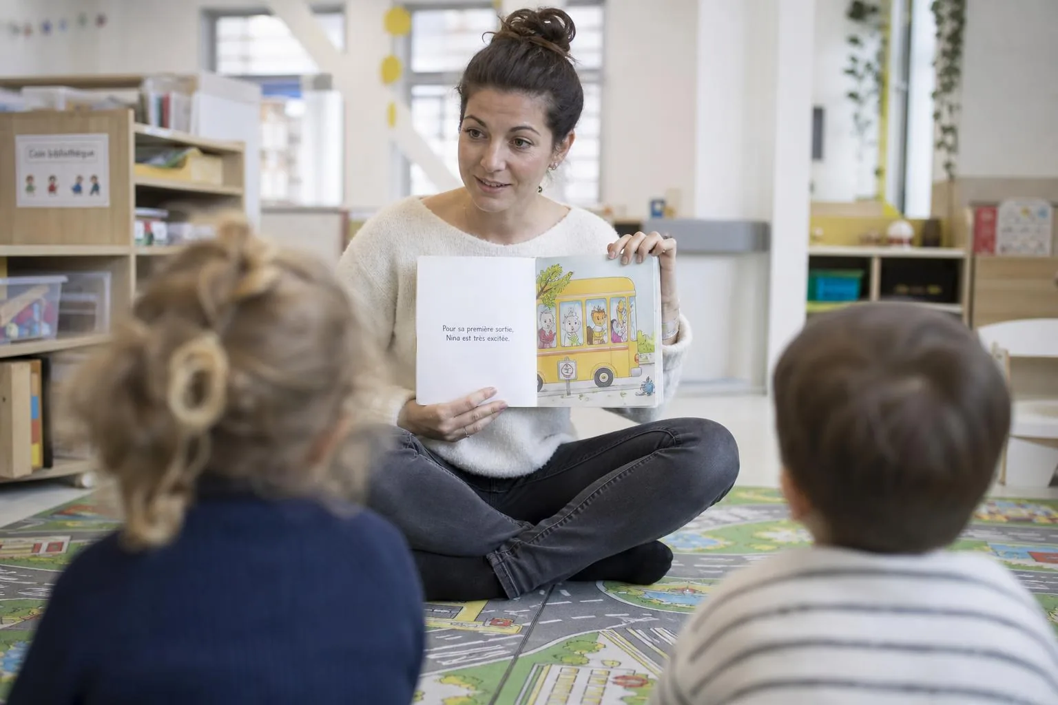 Éducatrice de jeunes enfants animant un atelier en crèche