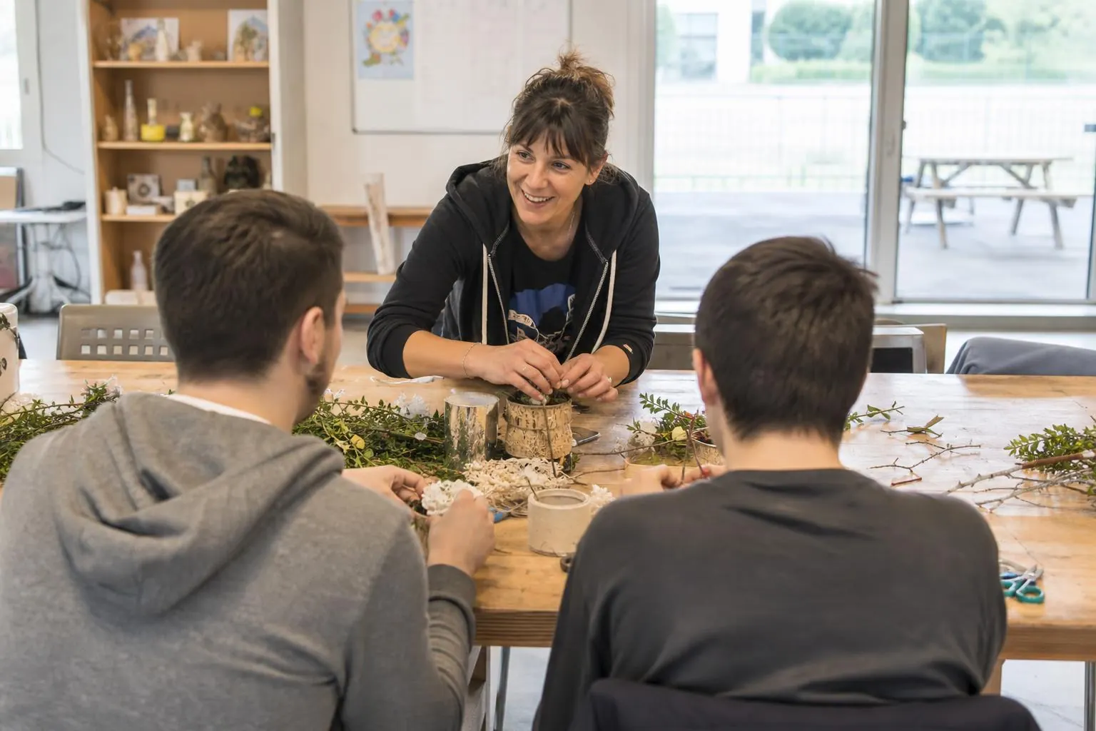 Moniteur-éducateur en atelier collectif avec des jeunes adultes