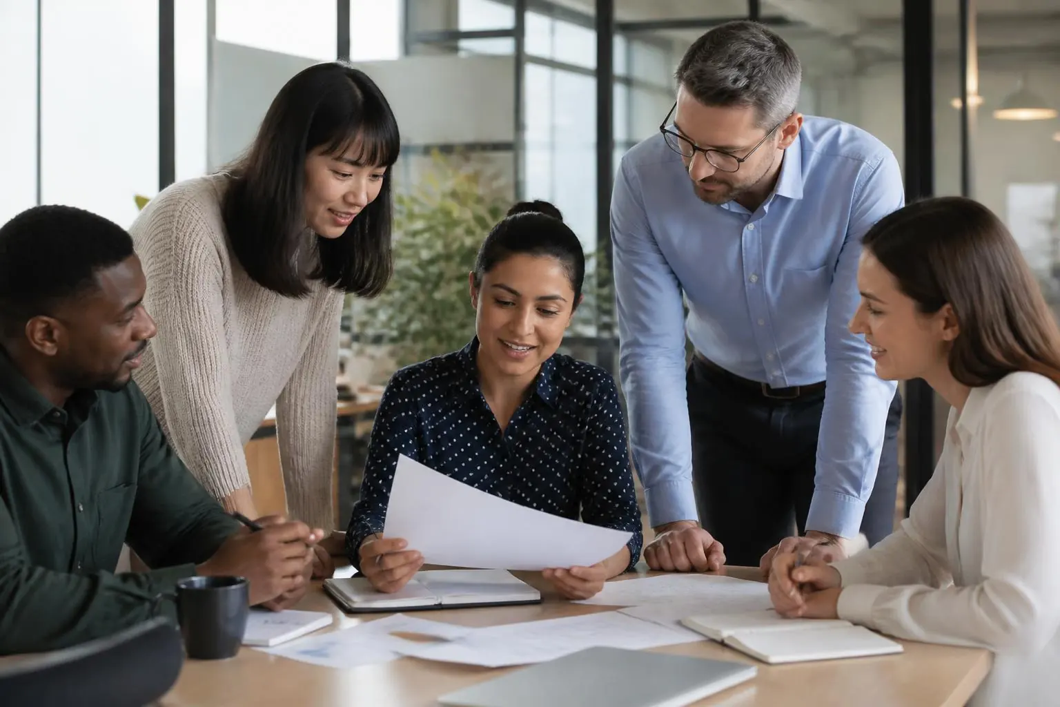 Professionnels du tertiaire réunis autour d'une table de travail